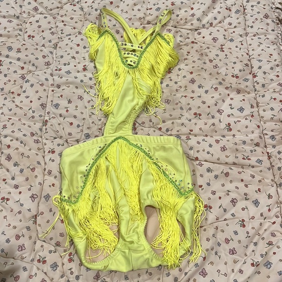 This is a dance costume it’s a 11/12 and has a accessory. - Picture 2 of 4